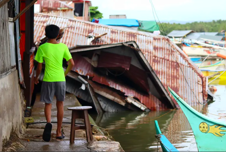 Một ngôi nhà bị hư hại do động đất ở thị trấn Hinatuan, tỉnh Surigao del Sur, miền nam Philippines trong ảnh chụp hôm 3-12 - Ảnh chụp màn hình Al Jazeera/AP