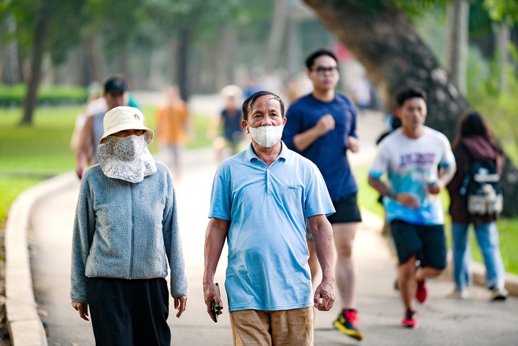 Người dân tập thể dục tại một công viên ở Hà Nội vào mùa lạnh - Ảnh: NAM TRẦN