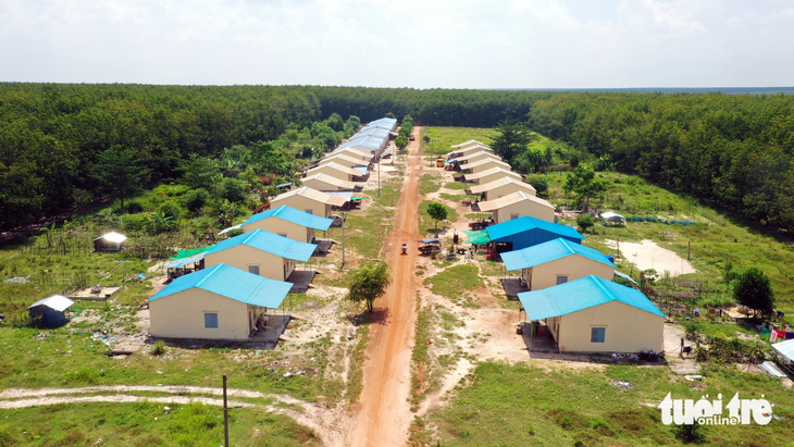 Một khu nhà khang trang do Công ty CPCS Chư Sê Kampong Thom xây dựng cho công nhân - Ảnh: THẾ KIỆT