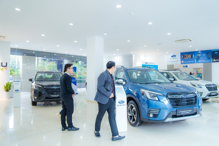 Các hãng xe, doanh nghiệp phân phối thi nhau mở showroom ô tô đón sức mua hồi phục dịp cuối năm - Ảnh: H.L.