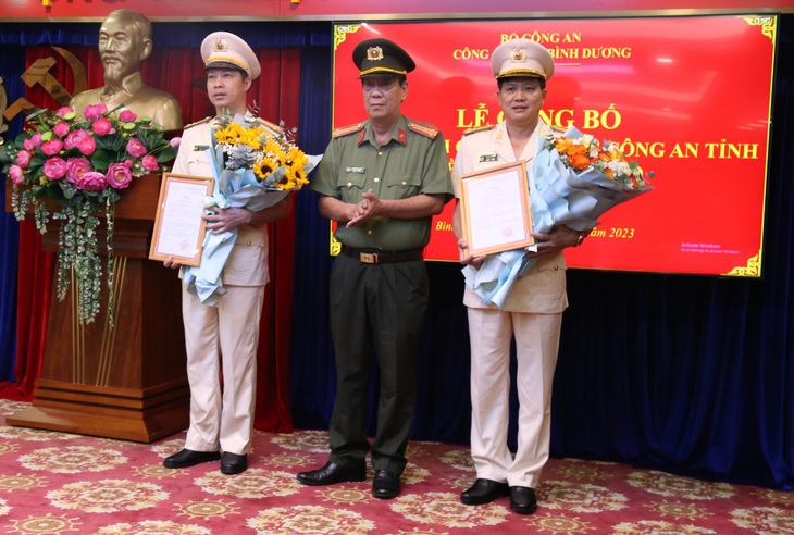 Phó giám đốc Công an tỉnh Bình Dương Nguyễn Văn Dựt trao quyết định cho lãnh đạo Văn phòng Cơ quan cảnh sát điều tra Công an tỉnh: thượng tá Hà (bìa phải), thượng tá Hoàng (bìa trái) - Ảnh: T.D.