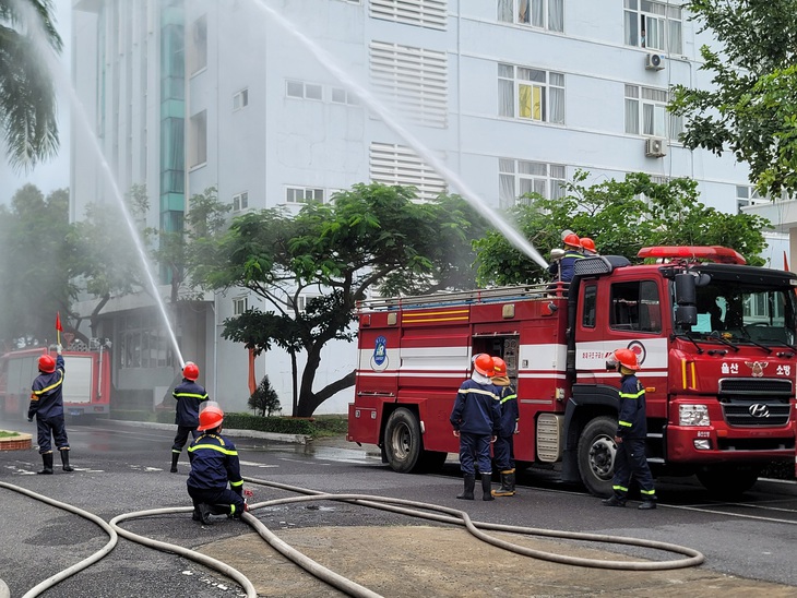 Lực lượng cảnh sát phòng cháy chữa cháy và cứu nạn cứu hộ Công an tỉnh Khánh Hòa triển khai đội hình luyện tập chữa cháy bằng xe do Hàn Quốc trao tặng - Ảnh: TRẦN HƯỚNG