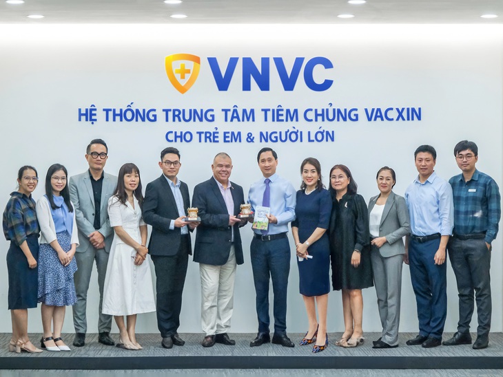 Giáo sư Jonathan Van Tam thăm và làm việc với Hệ thống tiêm chủng VNVC - Ảnh: PHONG LAN