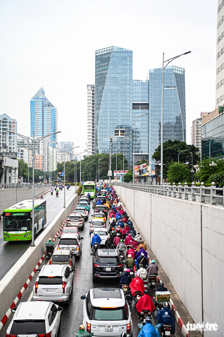 Sáng nay, nhiều tuyến đường Hà Nội kẹt cứng trong mưa lạnh- Ảnh 6.