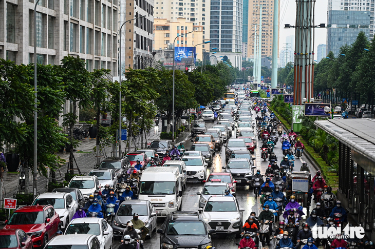 Sáng nay, nhiều tuyến đường Hà Nội kẹt cứng trong mưa lạnh- Ảnh 8.