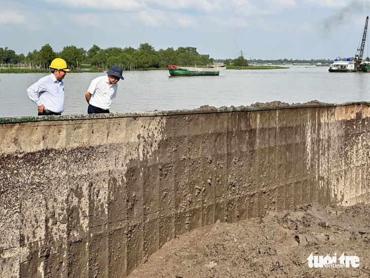 Đoàn khảo sát kiểm tra chất lượng bùn nạo vét khu vực cồn Linh (huyện Cao Lãnh) - Ảnh: ĐẶNG TUYẾT