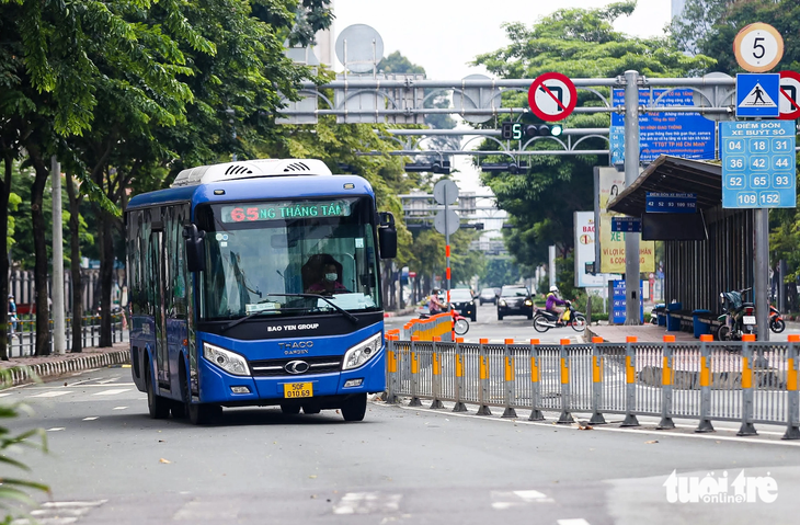 Xe buýt đi trên đường Hàm Nghi (hướng từ đường Tôn Đức Thắng về chợ Bến Thành, quận 1) - Ảnh: CHÂU TUẤN