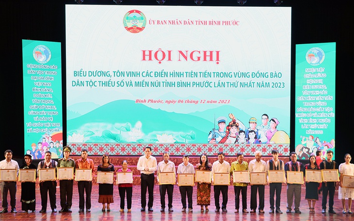 39 cá nhân điển hình tiên tiến trong vùng đồng bào dân tộc thiểu số và miền núi giai đoạn 2021-2023 nhận bằng khen của chủ tịch UBND tỉnh Bình Phước - Ảnh: AN BÌNH