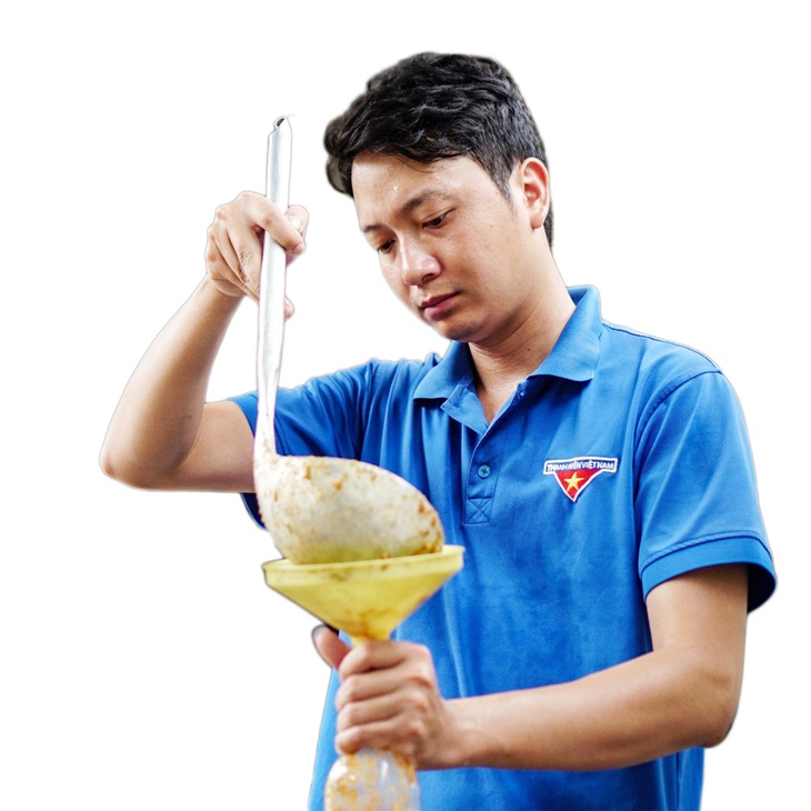 Tìm danh phận cho tương nếp quê nhà- Ảnh 1. Dương Văn Duy chọn khởi nghiệp với đặc sản tương nếp truyền thống trên chính quê hương mình - Ảnh: NGUYỄN HIỀN