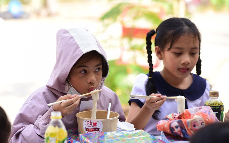 Mang phở nóng lên phố núi ngày cuối năm