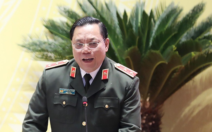 Hà Nội lại ra quân giành vỉa hè cho người đi bộ, tuyến phố Hàng Mã bị tháo mái che lấn chiếm - Ảnh 5.