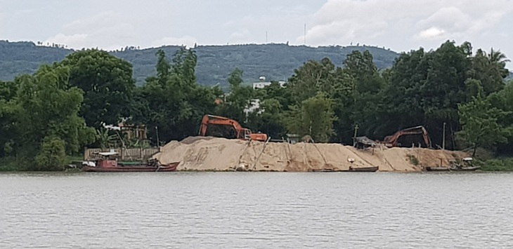 Một mỏ khai thác cát tại huyện Tuy An (tỉnh Phú Yên) - Ảnh: DUY THANH