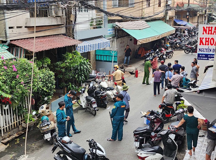 Đến 1420, lực lượng chức năng vẫn đang phong tỏa con hẻm để tìm cách khống chế người đàn ông có biểu hiện bấylt thường - Ảnh: MINH HÒA