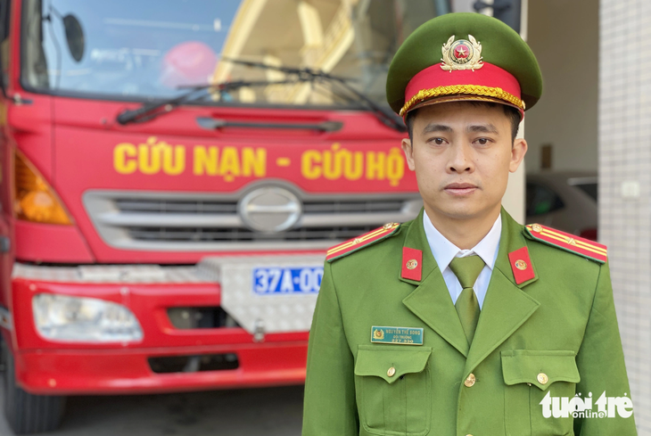 Phút thót tim giải cứu cô gái ngồi vắt vẻo trên tòa tháp 27 tầng- Ảnh 1. Thiếu tá Nguyễn Thế Song - đội trưởng Đội chữa cháy và cứu hộ cứu nạn số 1, Công an tỉnh Nghệ An - người trực tiếp cứu cô gái ngồi trên tòa tháp 27 tầng - Ảnh: DOÃN HÒA