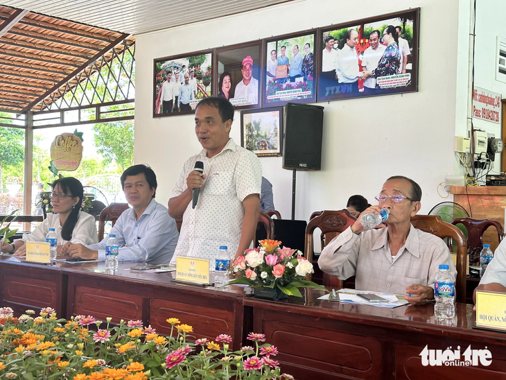 Đại diện các hội quán và nông dân làm nghề hoa kiểng phát biểu trong buổi họp báo - Ảnh: ĐẶNG TUYẾT