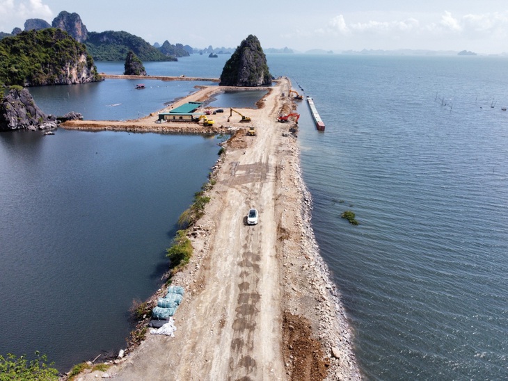 Ba bộ đang vào cuộc để xác định ranh giới vịnh Hạ Long trước khi báo cáo Thủ tướng kết quả kiểm tra khu đô thị 10B phường Quang Hanh, TP Cẩm Phả - Ảnh: TIẾN THẮNG