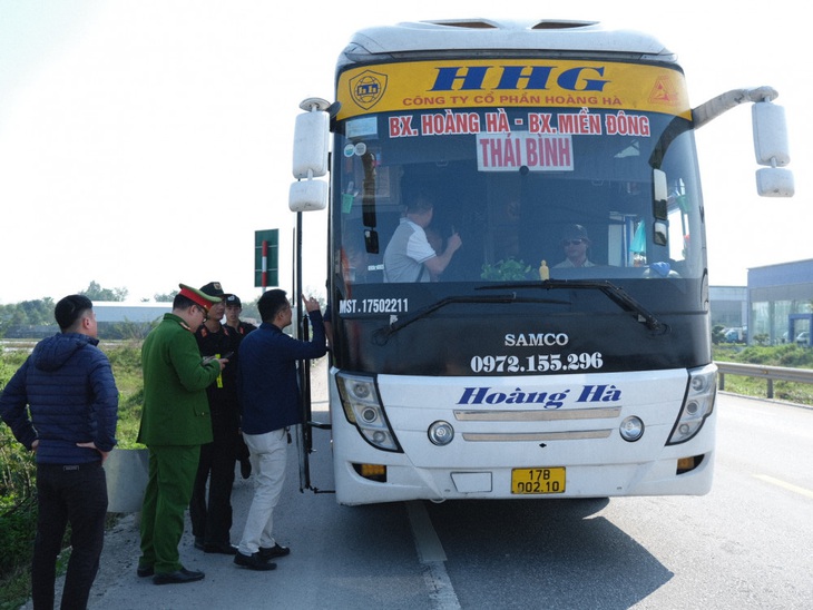 Lực lượng công an kiểm soát phương tiện trên các tuyến đường để bắt giữ Thành và Hoàng - Ảnh: CACC