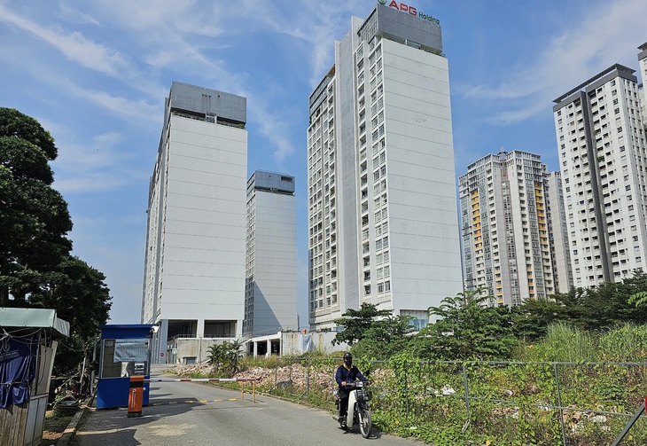 Tòa nhà chung cư PetroVietnam Landmark của Công ty Xây lắp dầu khí nằm kế bên chung cư Lexington và cùng &quot;số phận&quot; chưa được cấp sổ hồng - Ảnh: ÁI NHÂN