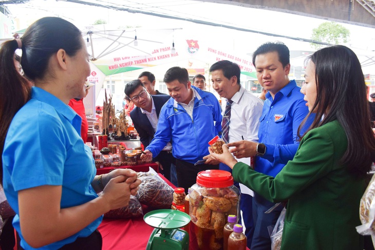 Đại biểu, du khách trải nghiệm các sản phẩm khởi nghiệp - Ảnh: TRẦN HOÀI