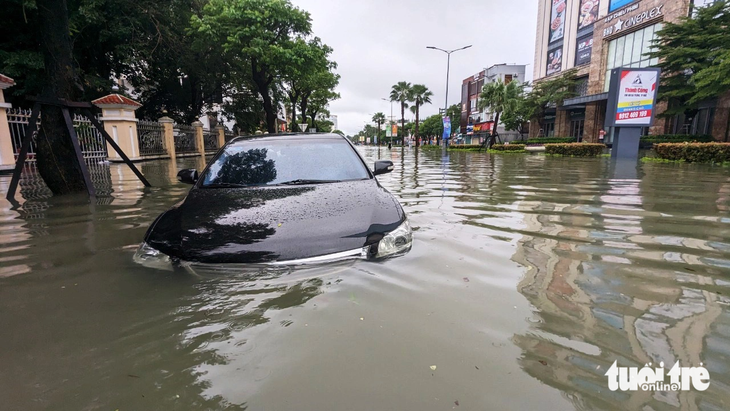 Một chiếc ô tô bị ngập nước nặng trong trận lụt hồi giữa tháng 11 vừa qua tại TP Huế - Ảnh: NHẬT LINH