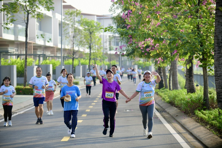 Đường chạy là đường nội bộ với những hàng cây xanh mướt tiếp sức cho các vận động viên - Ảnh: QUANG ĐỊNH