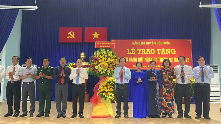 Lãnh đạo TP.HCM trao huy hiệu Đảng cho các đảng viên đợt 3-2 - Ảnh 2.