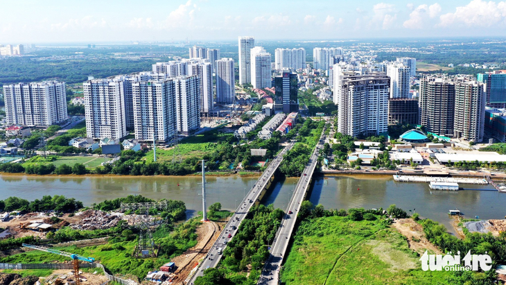 Đường Nguyễn Hữu Thọ đã chuyển đổi vùng quê sông nước thành đô thị hướng biển - Ảnh: TỰ TRUNG