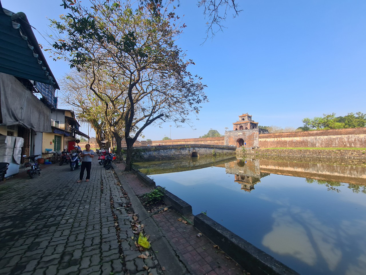 Huế đang lên ý tưởng làm một cây cầu gỗ bắc qua sông hộ thành, nối đường Trần Huy Liệu (TP Huế) với khu vực Thượng thành - Ảnh: NHẬT LINH