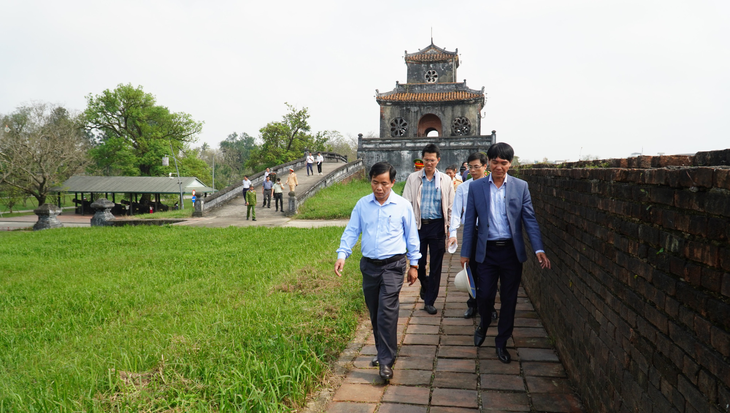 Ông Nguyễn Văn Phương (đi đầu) cùng đoàn khảo sát của tỉnh Thừa Thiên Huế trên khu vực Thượng thành - Ảnh: NGỌC HIẾU