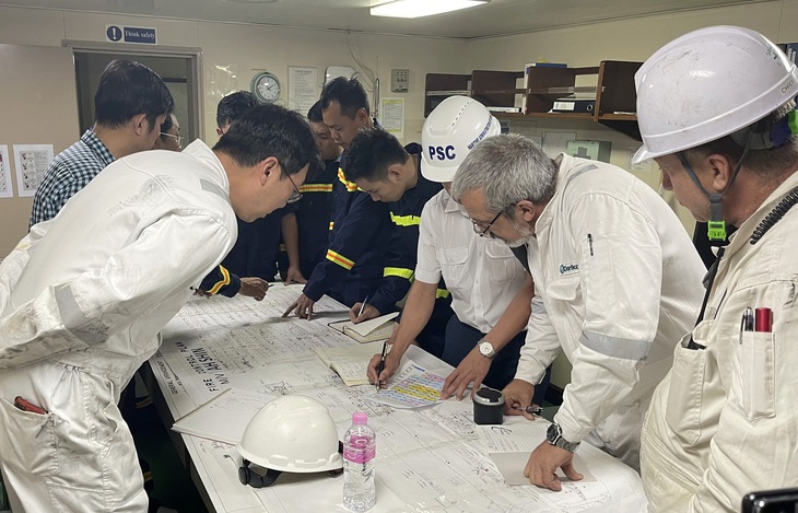 Nhìn không ra ô tô bị cháy của 8 tầng chứa trên tàu Ah Shin - Ảnh 2. Nhìn không ra ô tô bị cháy của 8 tầng chứa trên tàu Ah Shin - Ảnh 2.