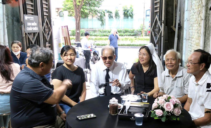 Ông Tư Cang (người đeo cà vạt) - Anh hùng LLVT Nguyễn Văn Tàu - ôn lại kỷ niệm hào hùng về ông Bùi Văn Tùng trong tang lễ ông - Ảnh: T.T.D.