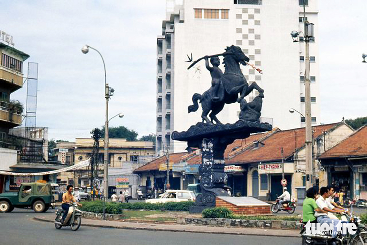 Bùng binh ngã sáu Phù Đổng, nơi đường Lê Văn Duyệt (nay là Cách Mạng Tháng 8) bước vào trung tâm Sài Gòn sầm uất - Ảnh: TƯ LIỆU