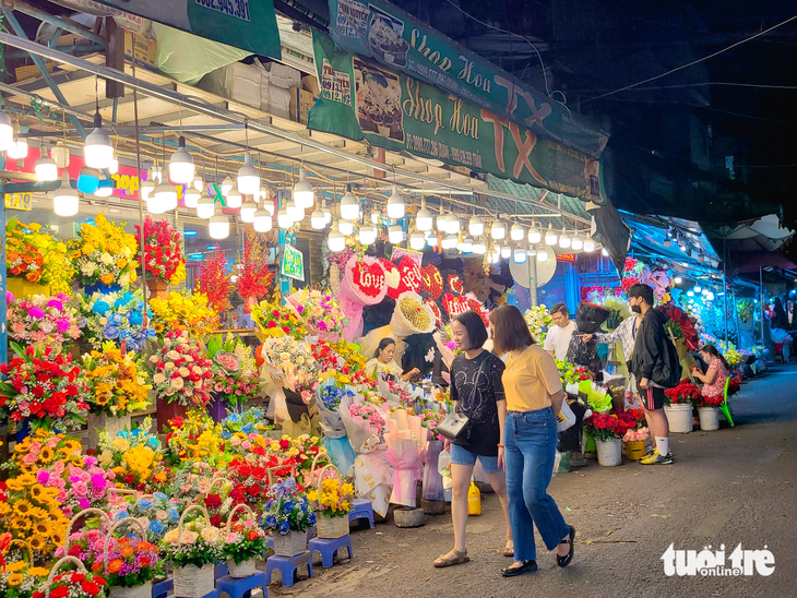 Cận Valentine, giá hoa ở TP.HCM tăng gấp đôi, gấp ba - Ảnh 5.