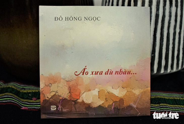 &quot;Áo xưa dù nhàu...&quot; là quyển sách mới nhất của nhà văn Đỗ Hồng Ngọc - Ảnh: HUỲNH VY