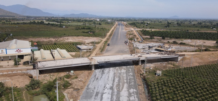 Nhùng nhằng thủ tục gia hạn mỏ đất đắp, cao tốc Phan Thiết - Vĩnh Hảo nguy cơ lại lỗi hẹn - Ảnh 1.