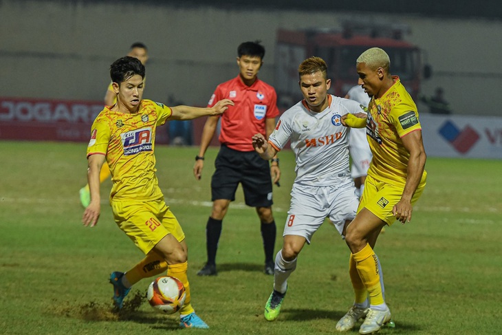 Thanh Hóa - SHB.Đà Nẵng (1-0): Ấn tượng mặt sân... đất nện - Ảnh 3.