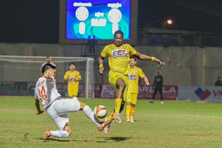 Thanh Hóa - SHB.Đà Nẵng (1-0): Ấn tượng mặt sân... đất nện - Ảnh 1.