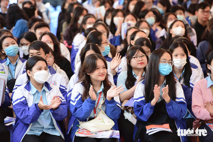 Đông đảo học sinh các trường THPT tại TP Pleiku, Gia Lai hào hứng tham dự chương trình tư vấn tuyển sinh - hướng nghiệp sáng 12-2 - Ảnh: DUYÊN PHAN