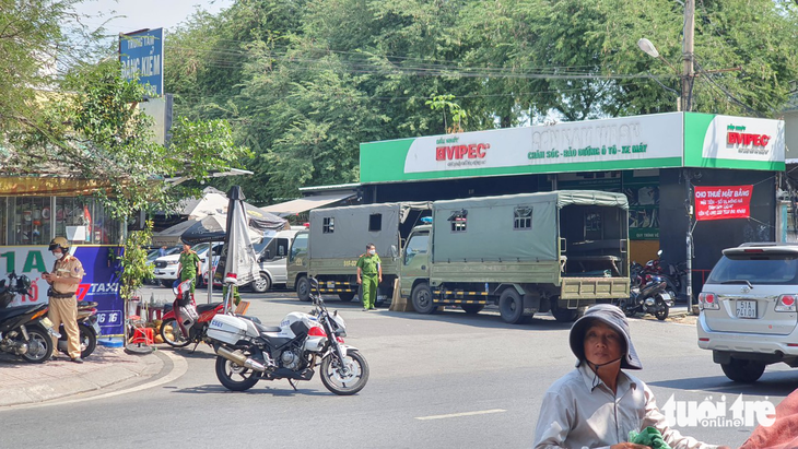 Công an khám xét Trung tâm đăng kiểm 50-05V - Ảnh 1.