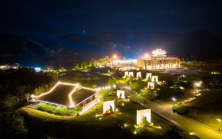 Rung chuông bảo tháp Tây Yên Tử, phát 'gạo vàng' Bà Chúa Kho ngày chính hội - Ảnh 2.