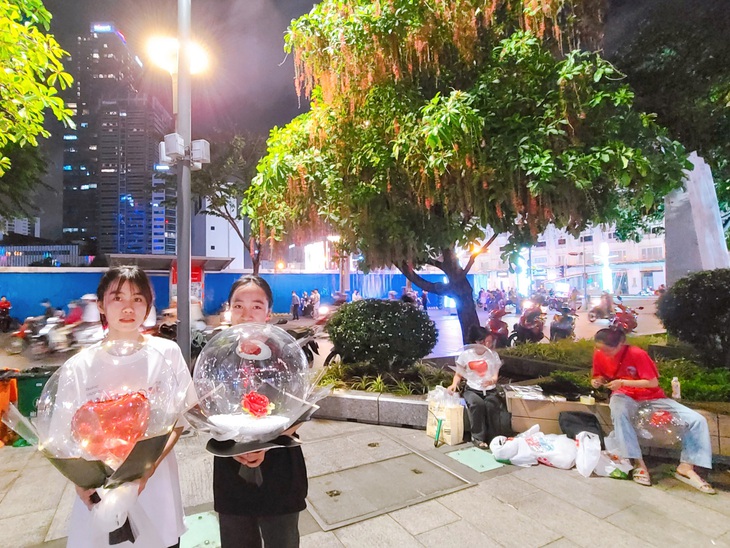 Bạn trẻ bán hàng tới khuya mùa Valentine - Ảnh 2.