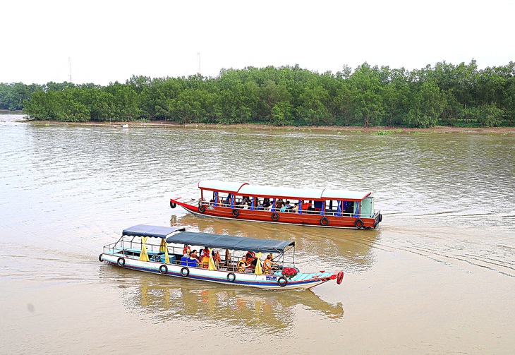 Vàm sông nơi cồn nổi lên là cửa ngõ du lịch, cũng là nơi hoạt động các nghi thức tín ngưỡng của dân chài Cần Thơ - Ảnh: T.TRÌNH