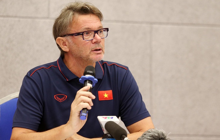 Ông Philippe Troussier chính thức trở thành HLVtrưởng đội tuyển Việt Nam - Ảnh: VFF