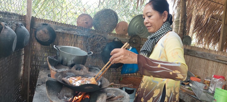 Cuộc sống đơn sơ, bếp củi, nồi đất, đèn dầu trên cồn lại được nhiều du khách thời nay mê mẩn Ảnh TIẾN TRÌNH