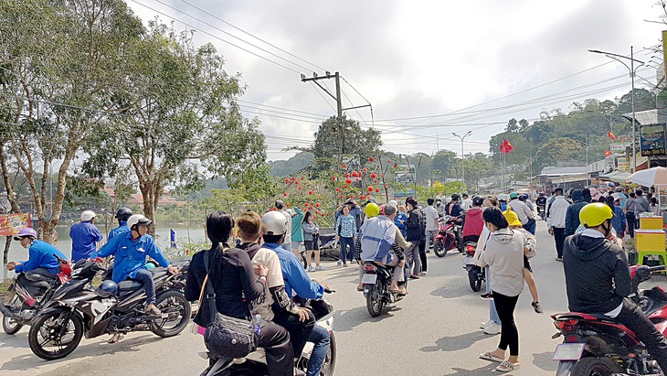 Xe ôm Núi Cấm tống ba, nguy hiểm trên đường lên xuống núi - Ảnh: BỬU ĐẤU