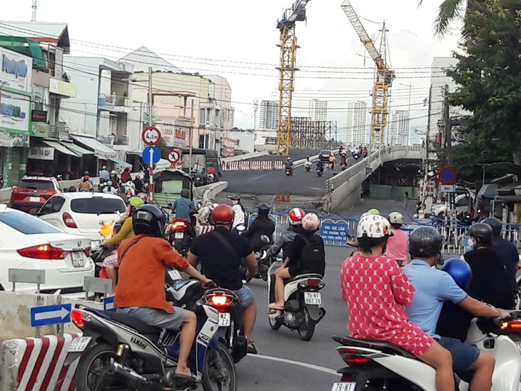 Ách tắc ngay đầu nhánh đường lên cầu vượt nút giao thông Ngọc Hội (từ Diên Khánh xuống TP Nha Trang) khi đưa vào lưu thông trong lúc án BT trễ hạn nhiều lần và chưa hoàn thành - Ảnh: PHAN SÔNG NGÂN