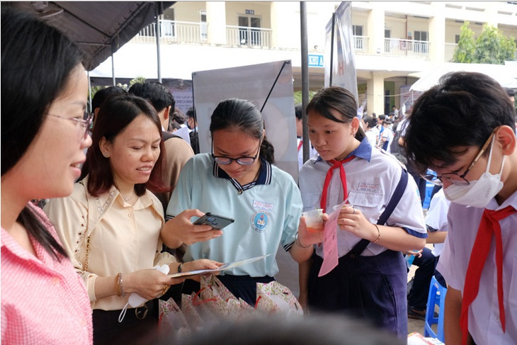 Học sinh tìm hiểu thông tin tuyển sinh tại một gian tư vấn ở ngày hội “Hướng nghiệp - tuyển sinh” sáng 18-2 - Ảnh: VŨ THỦY