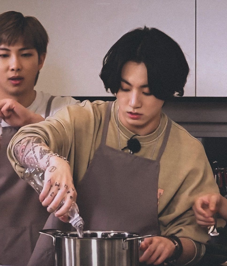 Jungkook (BTS) lý giải ý nghĩa loạt hình xăm trên cơ thể - Ảnh 4. Jungkook (BTS) lý giải ý nghĩa loạt hình xăm trên cơ thể - Ảnh 4.