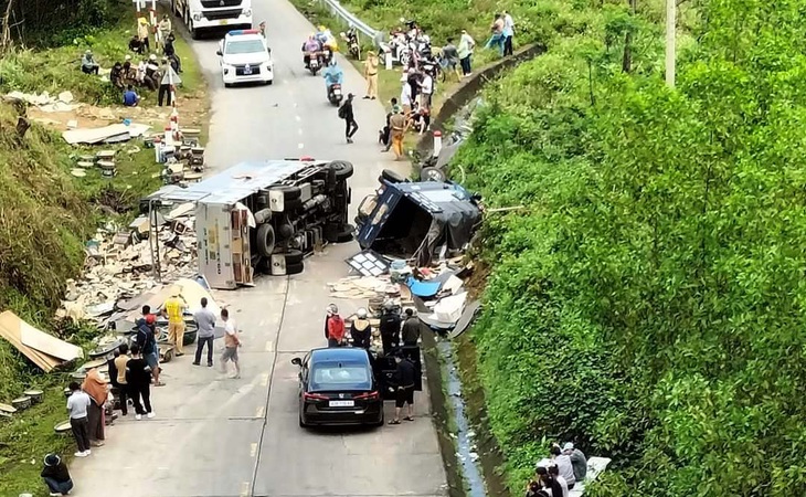 Hai anh em ruột lái hai xe tải tông trúng nhau, lật nhào giữa đèo - Ảnh 1.