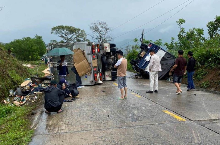 Hai anh em ruột lái hai xe tải tông trúng nhau, lật nhào giữa đèo - Ảnh 2.